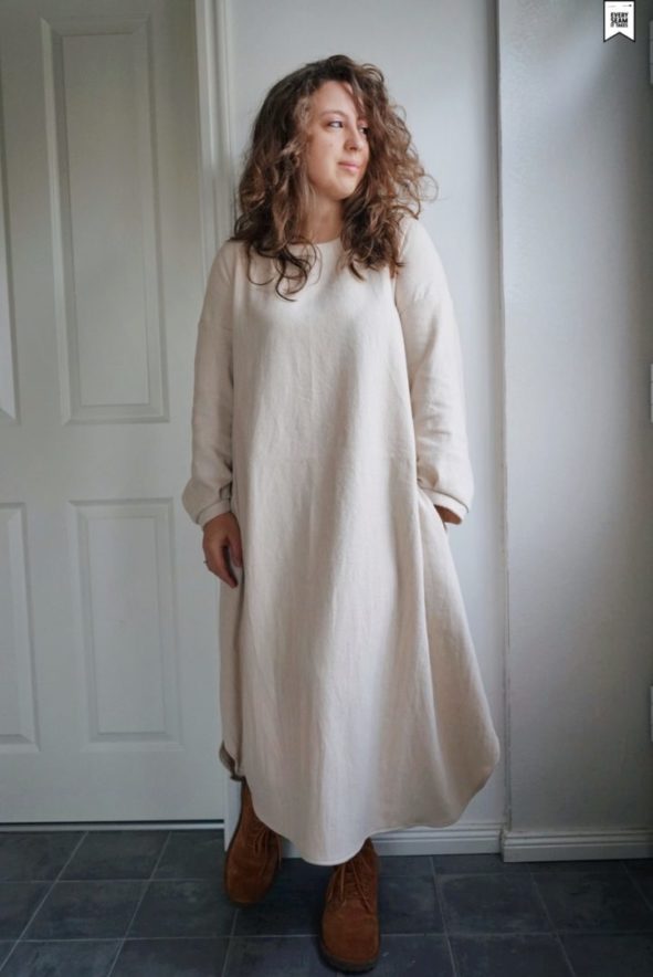 Kleid Leea genäht aus einem weißen Baumwollstoff.