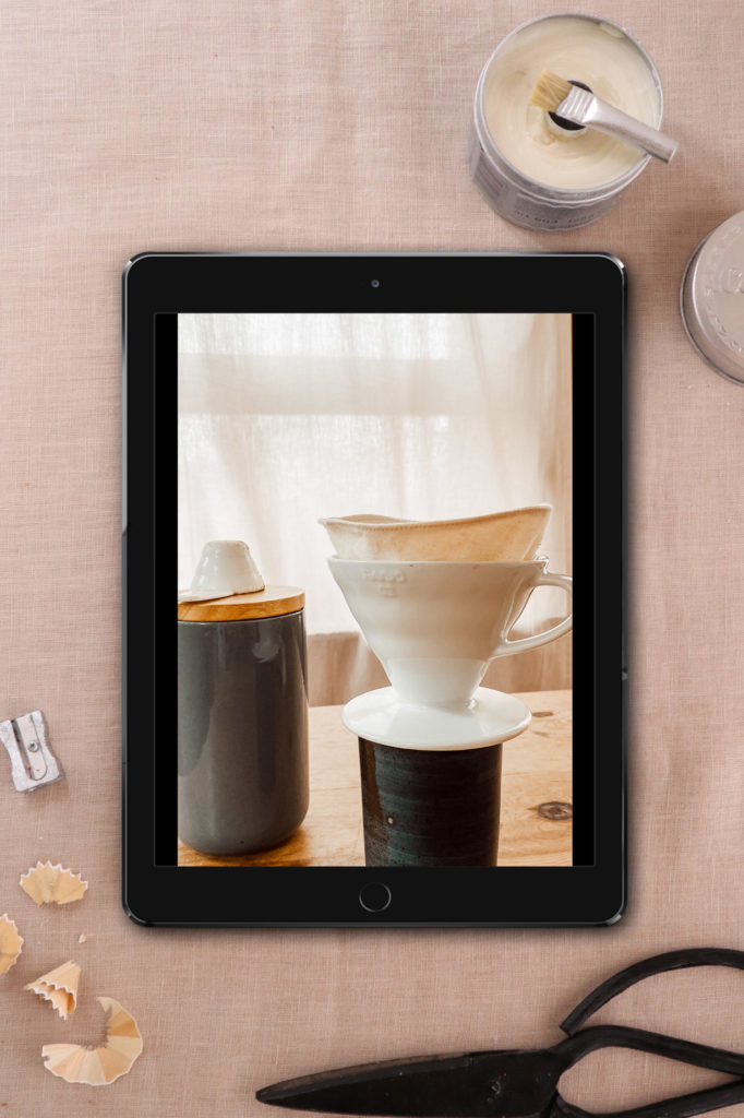 Ein genähter Kaffeefilter liegt in einem Keramikfilter. Dieses Bil dist auf einem IPad abgebildet, welches auf dem Tisch liegt. Es ist ein Symbol für das EBook zum Schnittmuster.