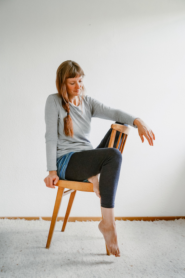 Eine Frau sitzt auf einem Stuhl und trägt ihre selbstgenähte Kleidung aus dem Schnittmuster Set Jersey Basics Sustainable Fashion Everyday.